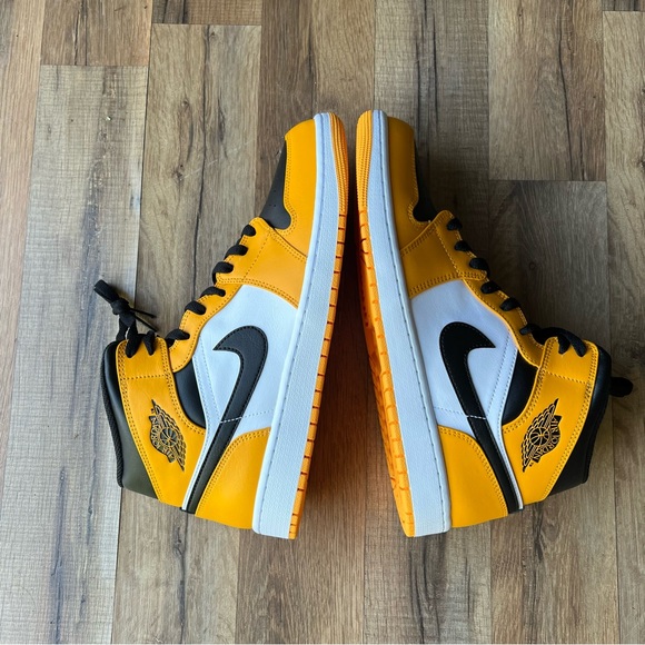 2022 AirJordan 1 Mids Reverse  BLKWhite Sneakers 554724-701 yellow - Picture 9 of 13